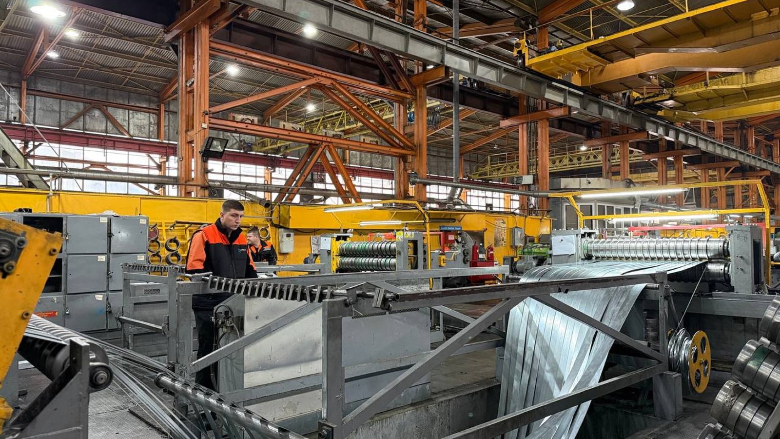 Резка давальческого сырья: продольная и поперечная резка рулона металла на ленты и листы
