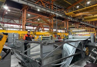 Резка давальческого сырья: продольная и поперечная резка рулона металла на ленты и листы