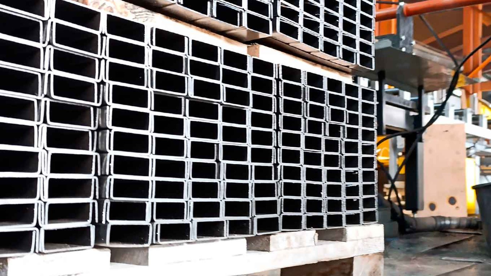 П‑образный металлический профиль