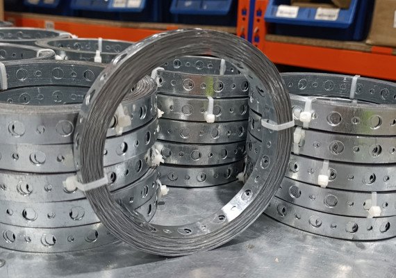 Стрічка перфорована монтажна оцинкована Loveks-K 25х0.7 мм, 25 м Стрічка перфорована монтажна оцинкована Loveks-K 25х0.7 мм, 25 м