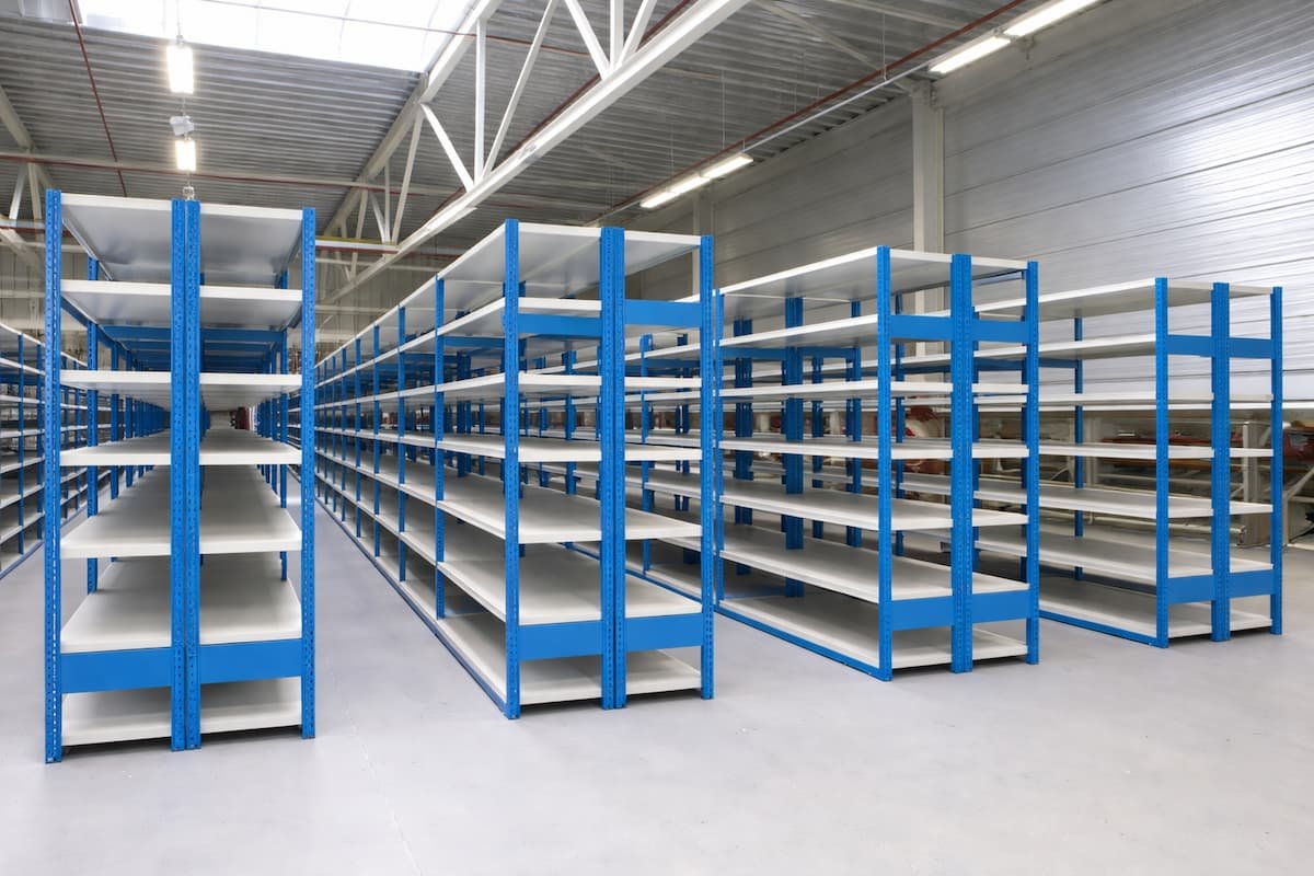 Складские металлические стеллажи, изготовленные из электросварных труб, как пример использования труб в системах хранения.