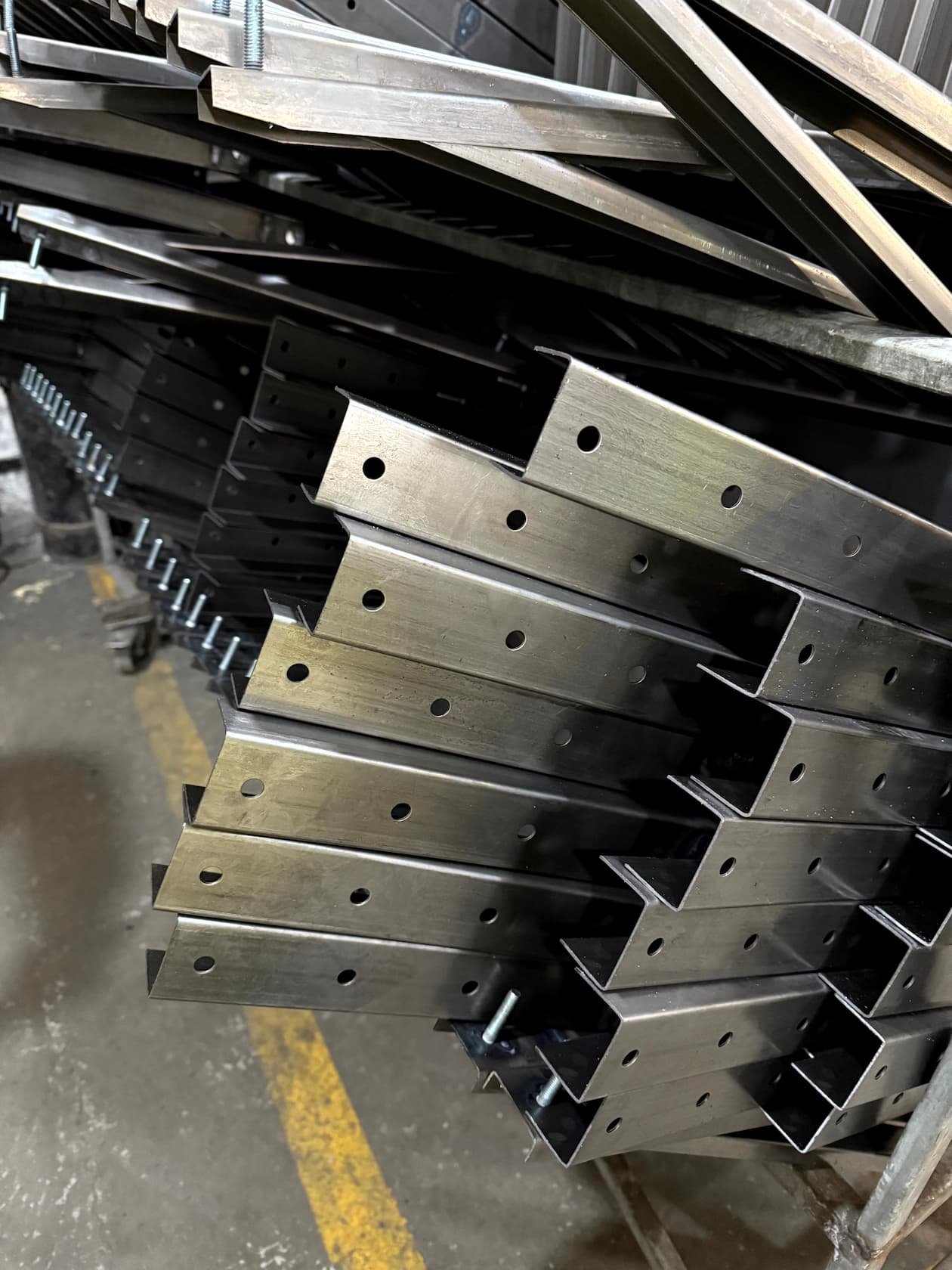 Заготовки из оцинкованного металла после резки и сверления