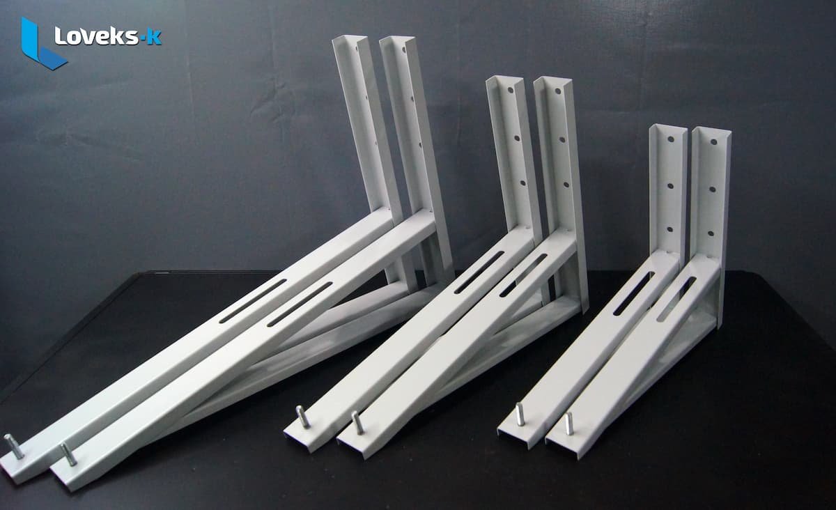 Партия настенных кронштейнов для кондиционера на паллетах, упакованных и подготовленных к отгрузке в «Ловекс-К»