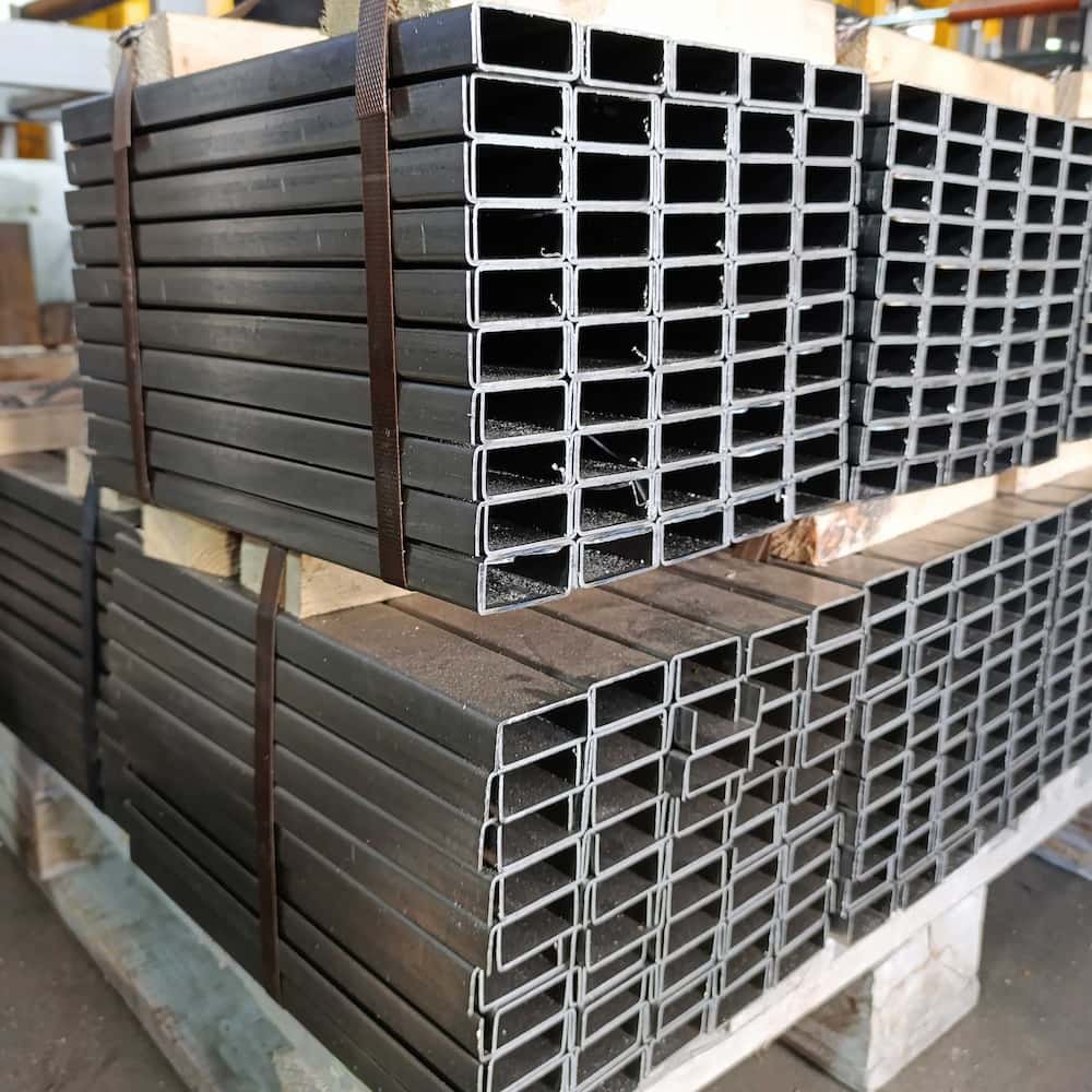 П-профиль на складе — пакеты П-образного металлического профиля.