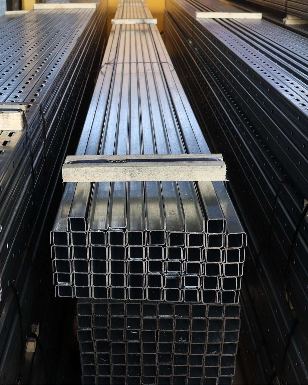 Фасадный профиль «Ловекс-К» — оцинкованные профили для вентилируемых фасадов на складе.