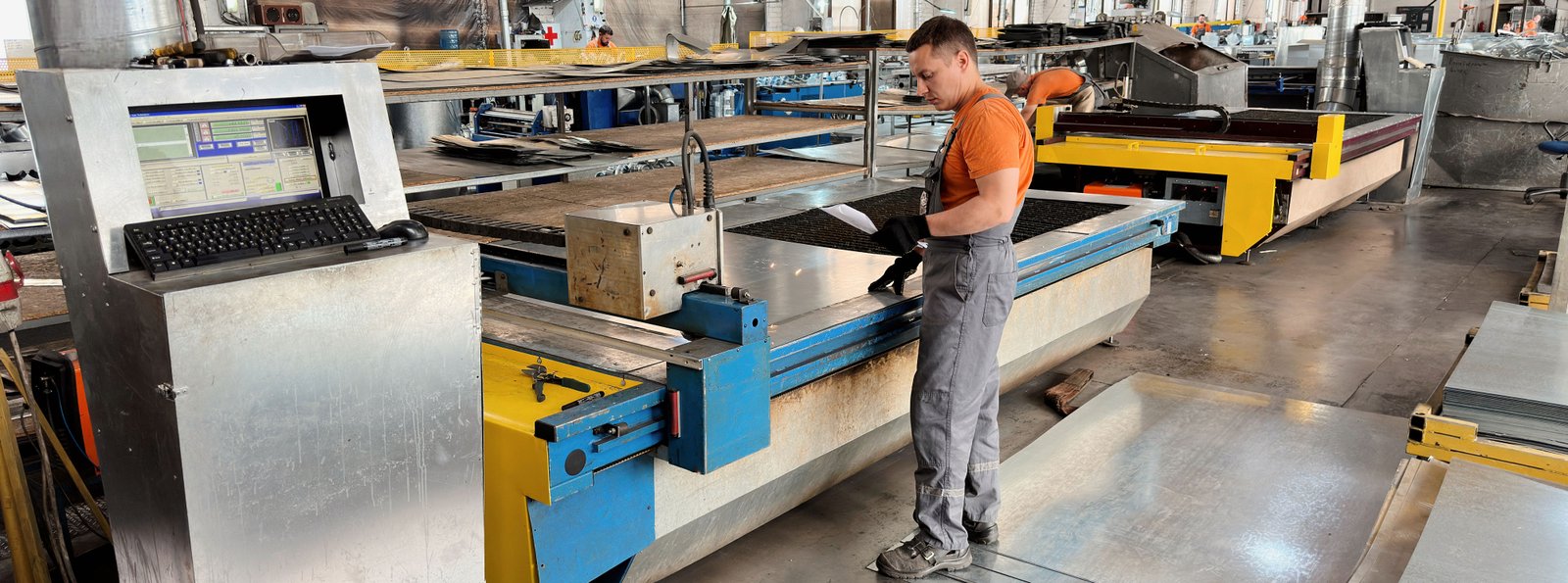 Цех «СТ Спецмонтаж»: сотрудник у линии резки рулонов оцинкованной стали