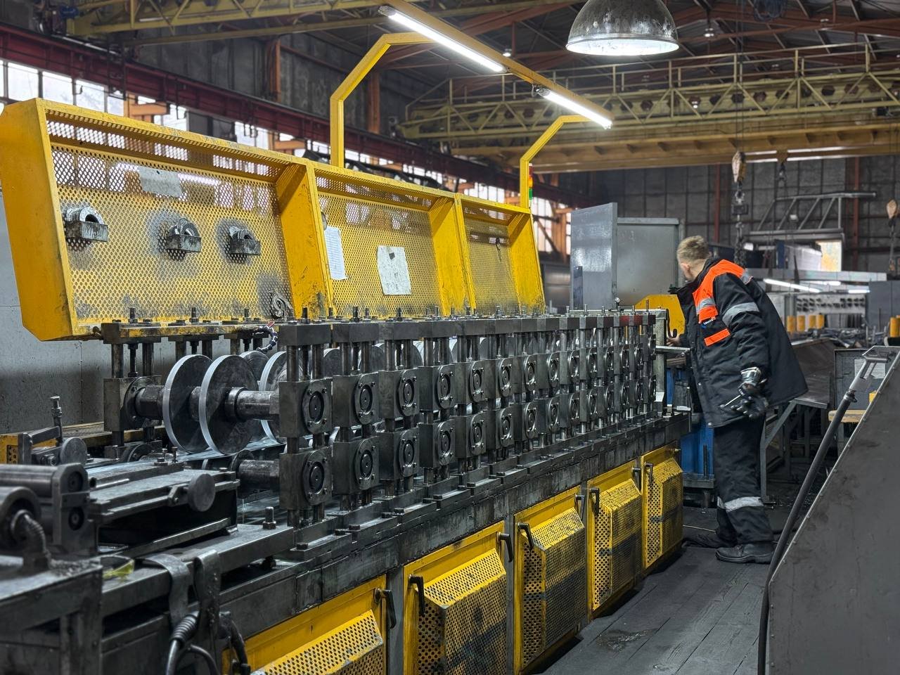 Оператор контролирует линию ролл-форминга для изготовления холодногнутых оцинкованных профилей из рулонной стали в цеху «Ловекс-К»