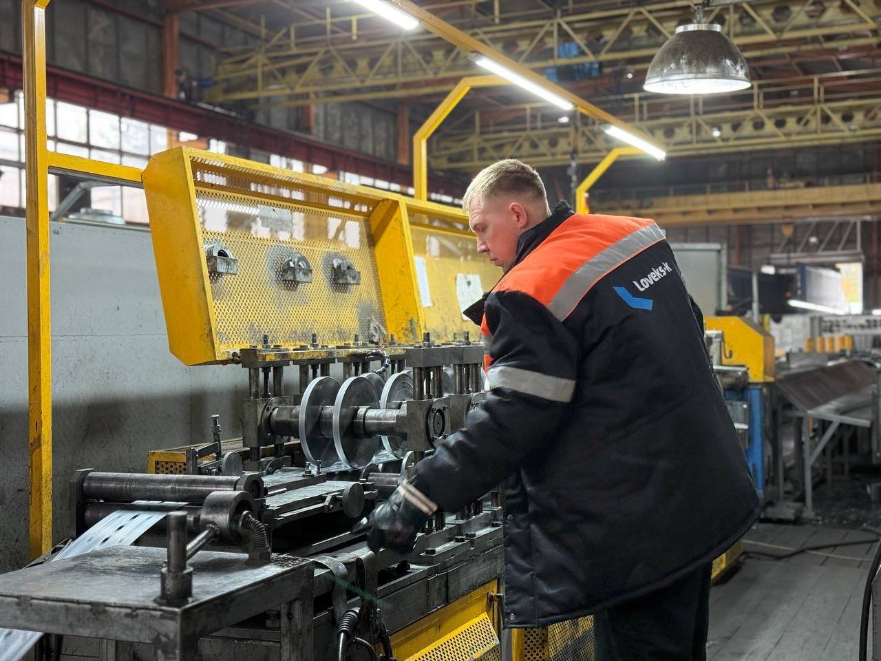 Прокатный стан: изготовление оцинкованных L-образных холодногнутых профилей.