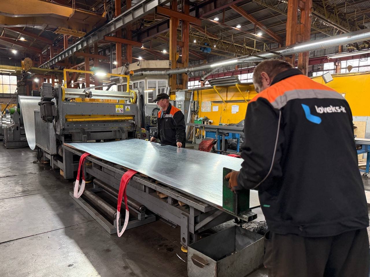 Поперечная резка оцинкованного листового металла на гильотине на производстве «Ловекс-К»