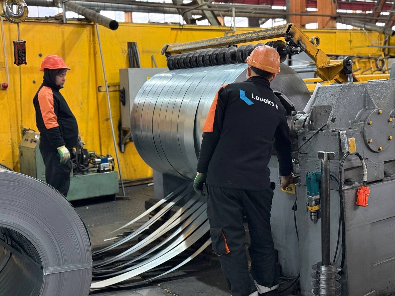 Продольная резка рулонного оцинкованного металла на штрипс на производстве «Ловекс-К