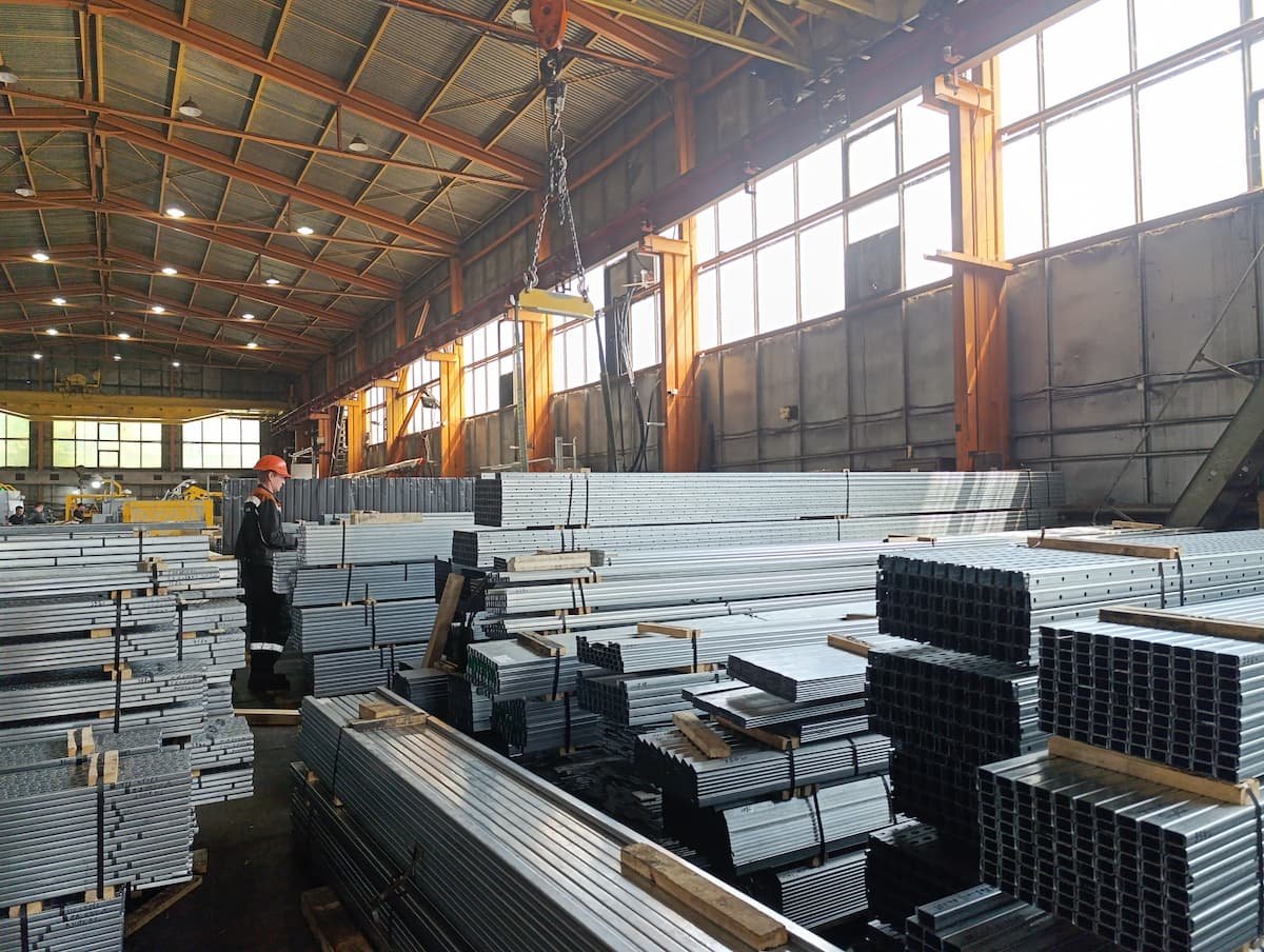 Склад готовой продукции «Ловекс-К» — оцинкованные профили, упакованные и подготовленные к отгрузке