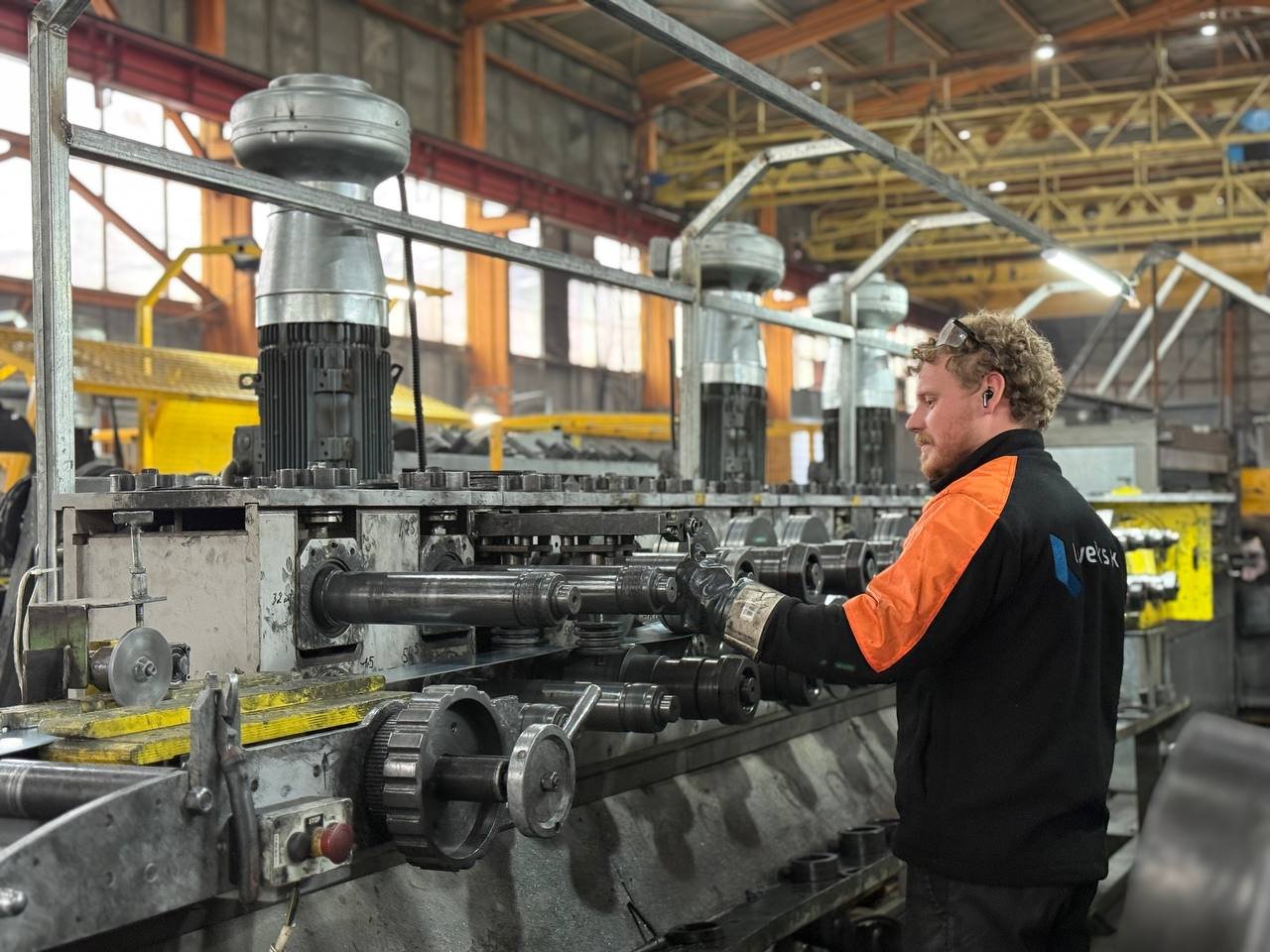 Оператор Loveks-K работает на прокатной линии: изготовление оцинкованных профилей в производственном цеху.