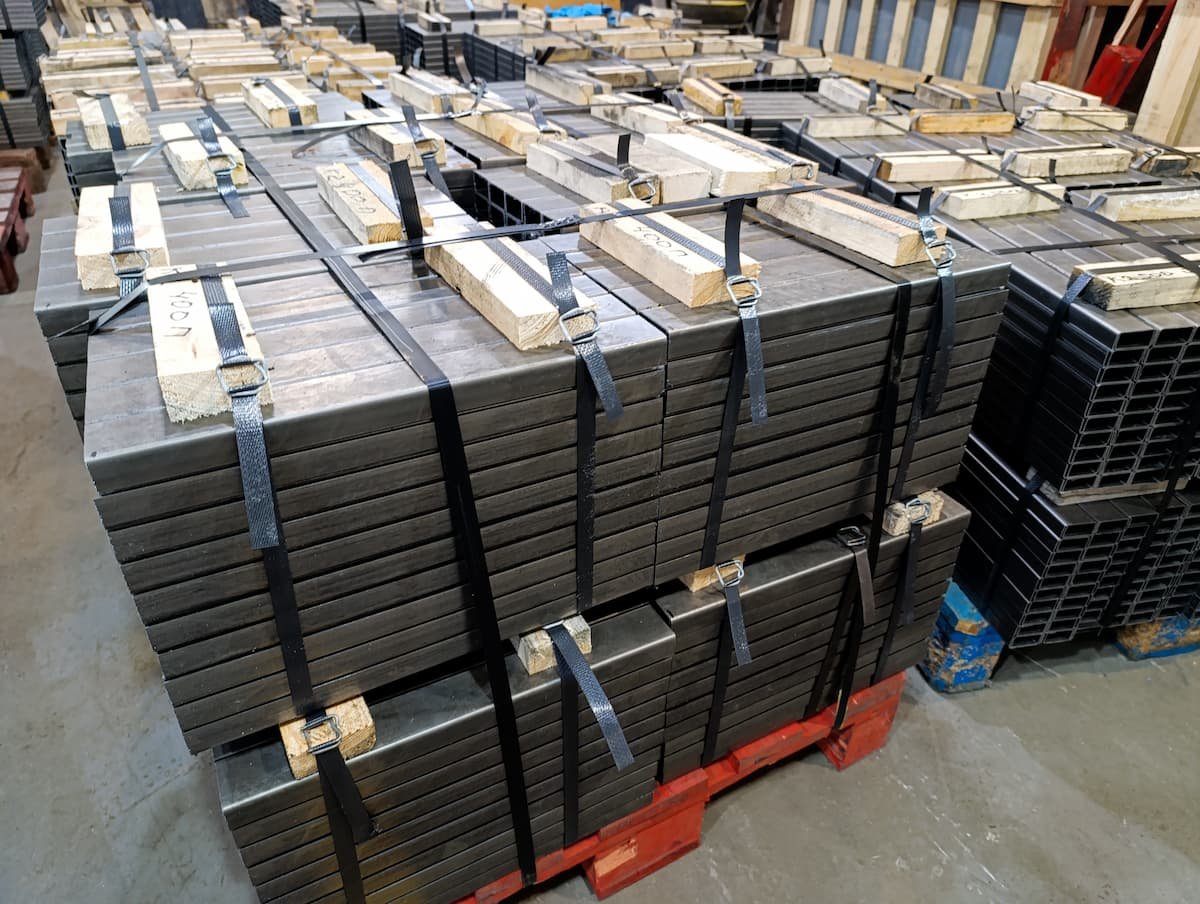 Партія заготовок настінних кронштейнів для кондиціонера на палетах в «Ловекс-К»