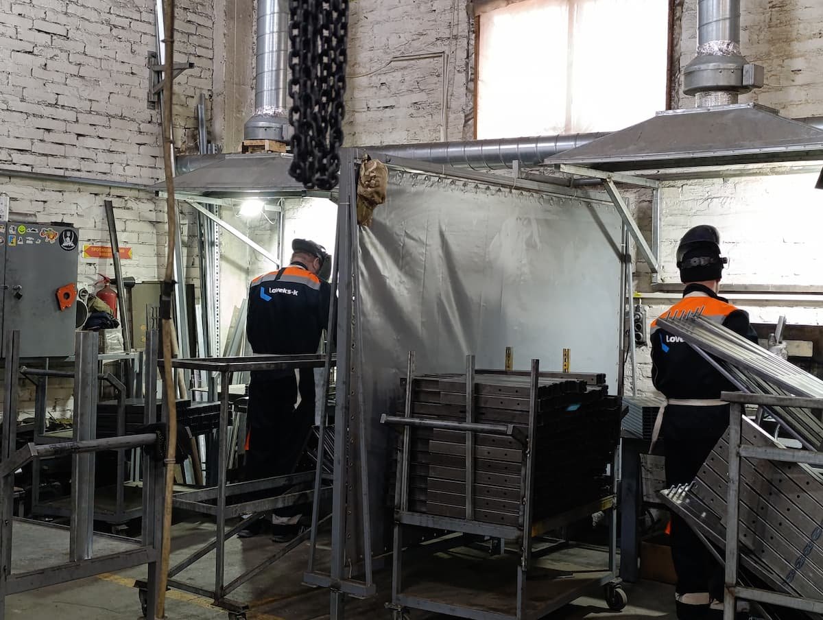 Процесс сварки кронштейнов из оцинкованного металла на производстве СМЦ «Ловекс-К»