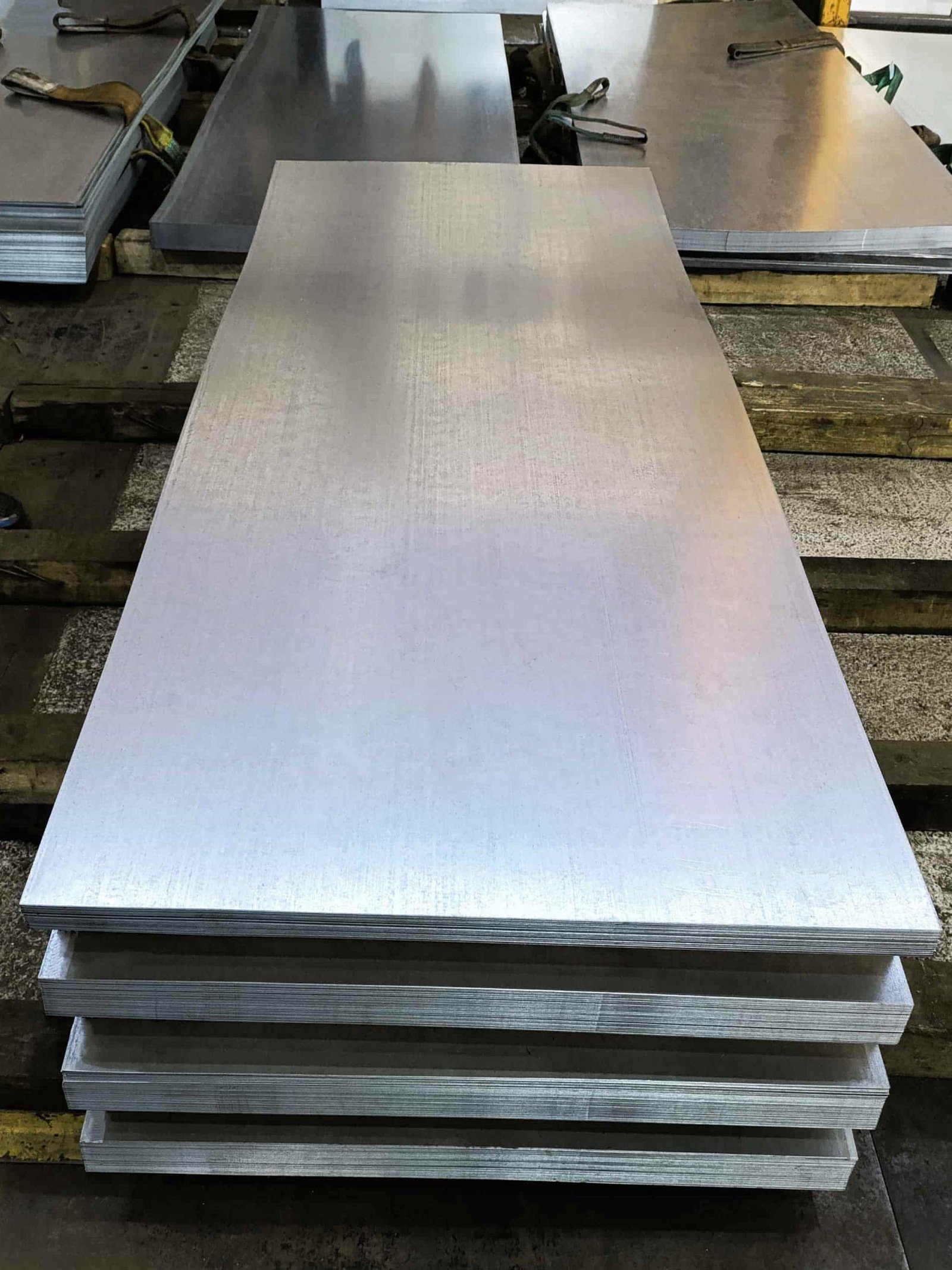 оцинкований лист металевий на складі стопка листів оцинковки