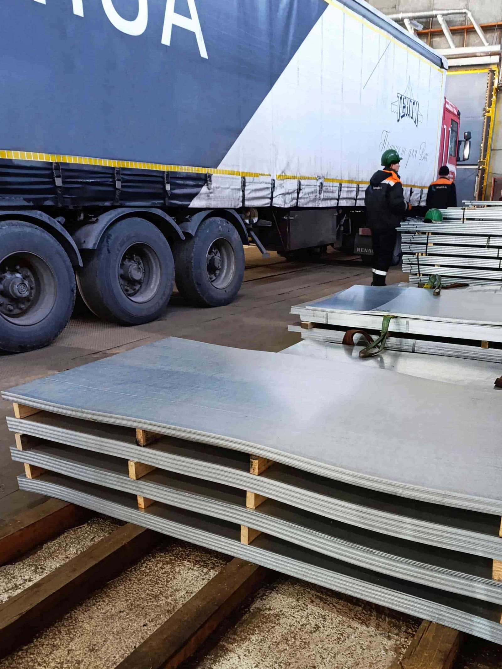 лист оцинкований металевий на піддонах відвантаження продукції Loveks-K