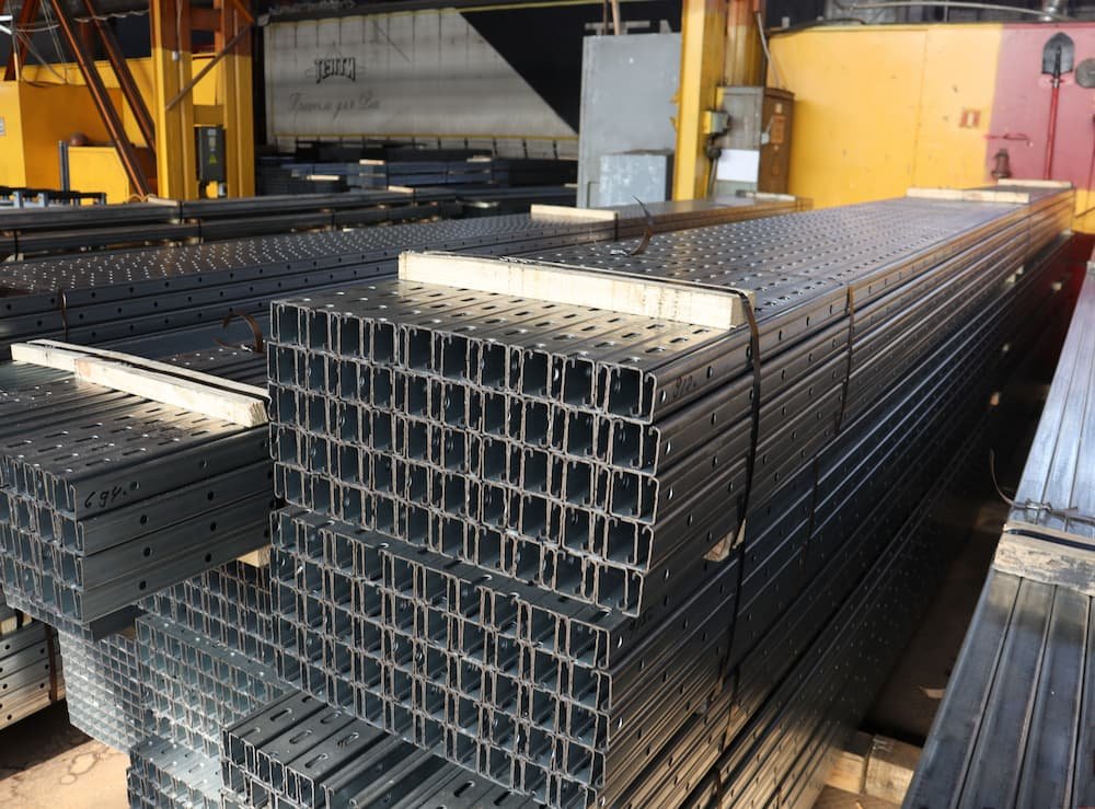 Пачки оцинкованного перфорированного монтажного профиля (монтажные траверсы) Loveks-K на складе готовой продукции.